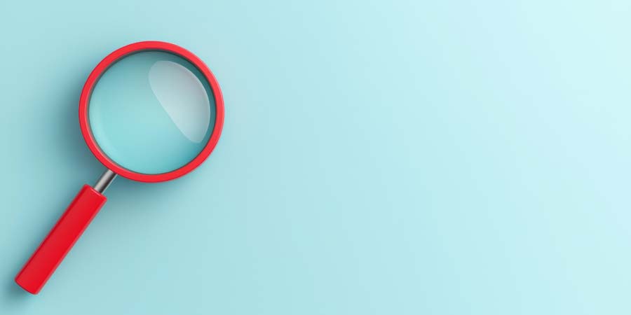 Lupe als Symbol für Transparenz und genaue Aufklärung