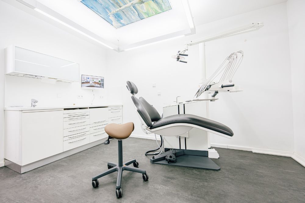 Modernes Behandlungszimmer in der Zahnarztpraxis Dr. Elisabeth Ernst.