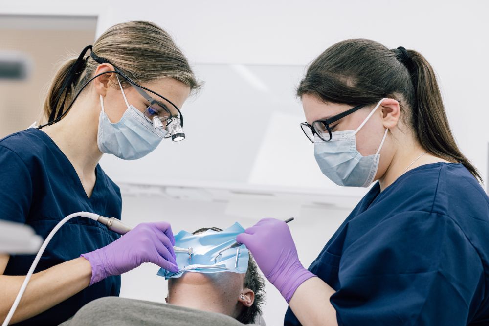 Zahnbehandlung durch Dr. Ernst in der Zahnarztpraxis Seckbach – präzise Leistungen für Ihre Zahngesundheit