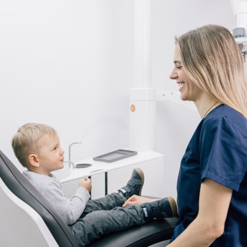 Dr. Elisabeth Ernst mit jungem Patienten in der Praxis